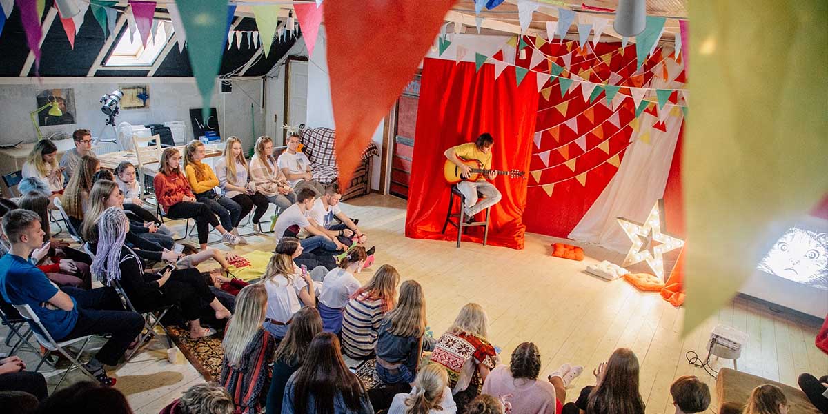 Музыкант-самоучка, покоряющий женские сердца и уши