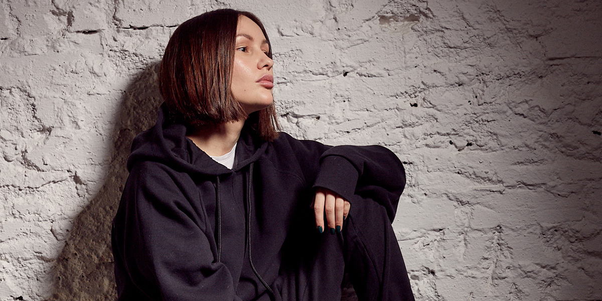 Зазеркальные образы для сцены и уютный оверсайз будней DIY-артиста VALERYKRAVZ