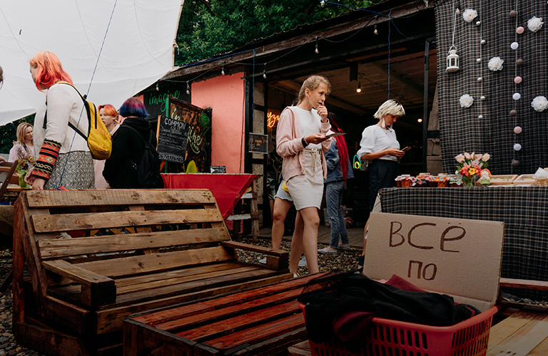 Клатч от Chanel, платье D&G и браслет Louis Vuitton на гаражной распродаже