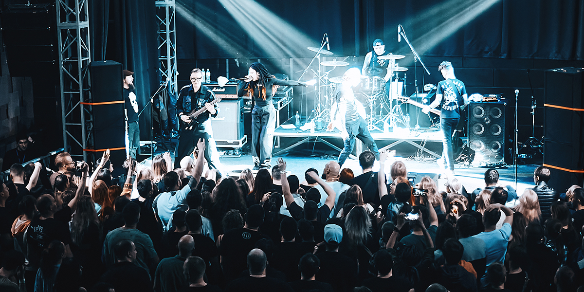 Владимирские фанаты неистово прыгали под утюжащую все вокруг брутальную музыку группы «Слот»