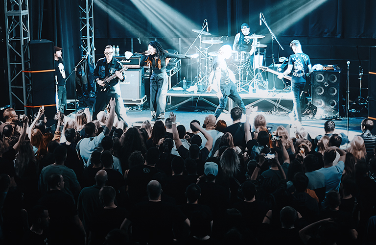 Владимирские фанаты неистово прыгали под утюжащую все вокруг брутальную музыку группы «Слот»