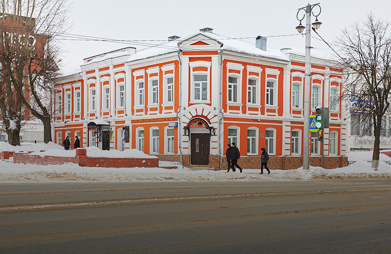 От Коиля до Тумаркина: история одного дома на Театральной площади