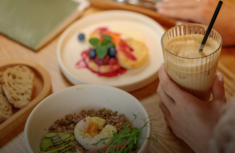 Углеводы на завтрак вредны? Развеиваем миф вместе с нутрициологом и бренд-шефом Vitae