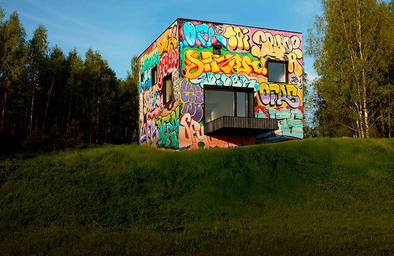 Кто и зачем построил кубический «Дом граффитчика» с «дворовым» артом от культового райтера?