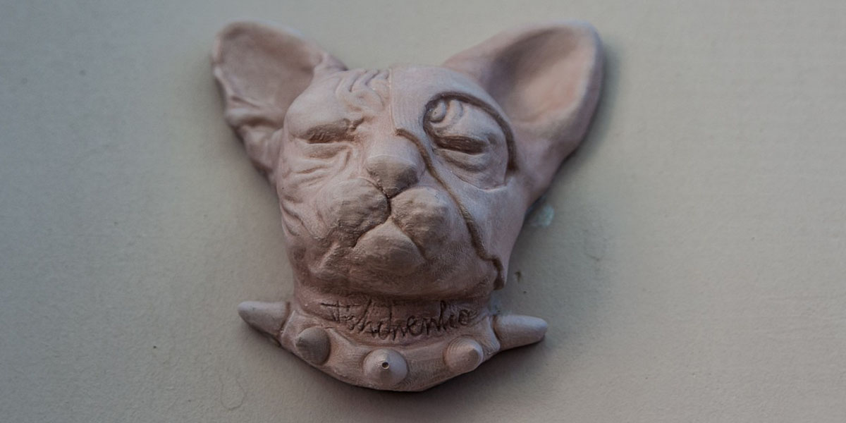 Duality cat: В центре появился креативный барельеф московского скульптора