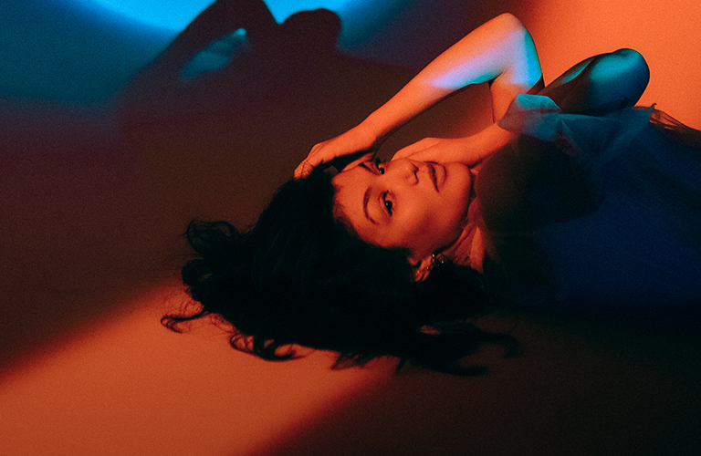 Неон и закатная лампа в кинематографичных работах Дарьи Мингуловой