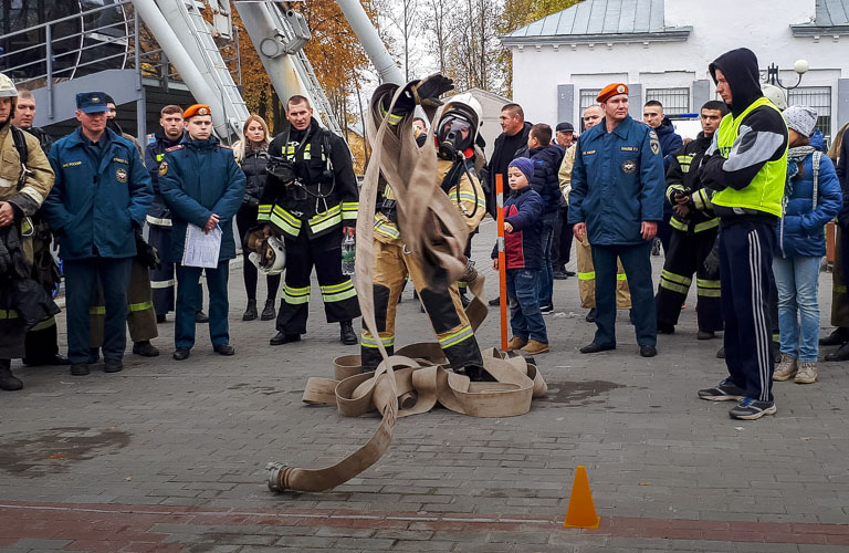 Горячие парни из МЧС приняли участие в соревнованиях по “пожарному” кроссфиту