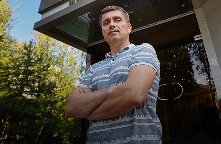 «Нам стыдно за невышедшие материалы»: неудобные вопросы главреду «Зебра ТВ» Сергею Головинову