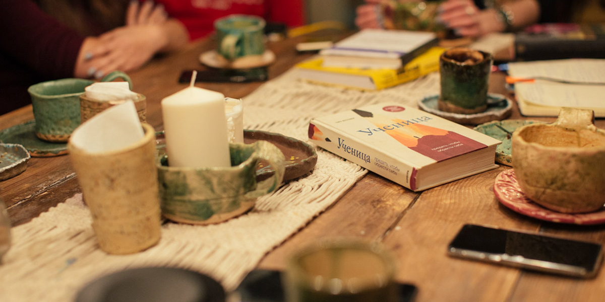 Девушки собираются в кофейнях Владимира, чтобы поговорить о...