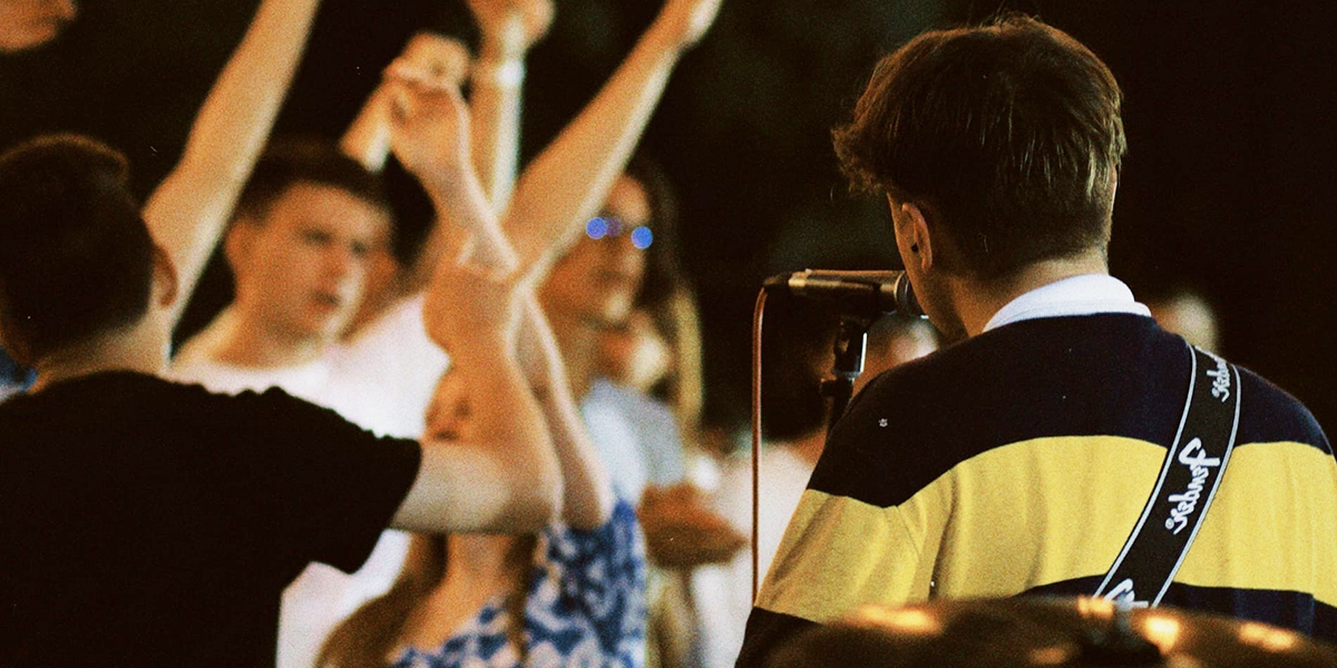 «Чем больше возраст, тем скучнее июнь, июль и август»: группа «Нельзя» прощается с летом