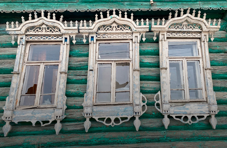 Античные вазоны, сказочные лошадки и свечки староверов — примечательные вязниковские наличники