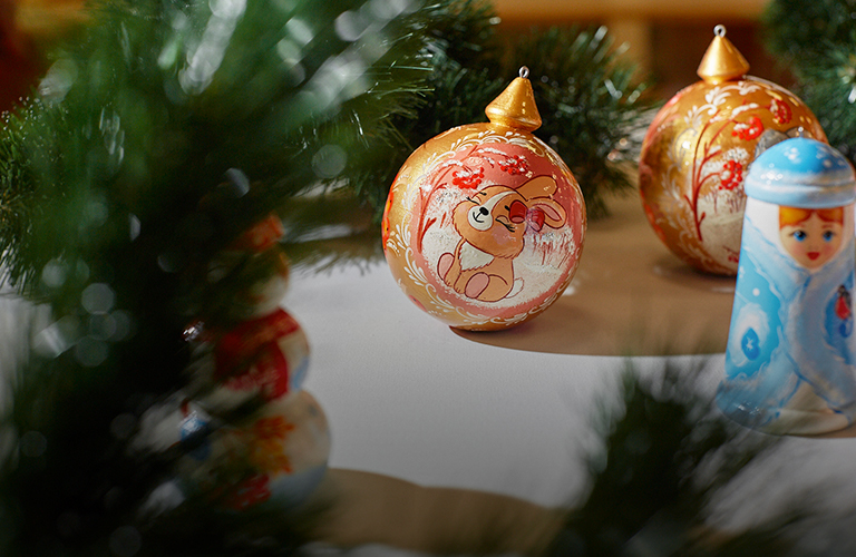 Суздальские мастера представили коллекцию деревянных ёлочных игрушек с маскотом Нового года