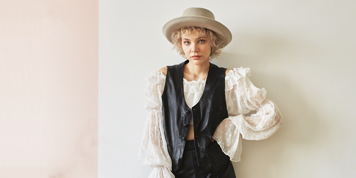 Жилет Yves Saint Laurent и другие «жемчужины» из секонд-хендов в гардеробе Софии Кожевниковой