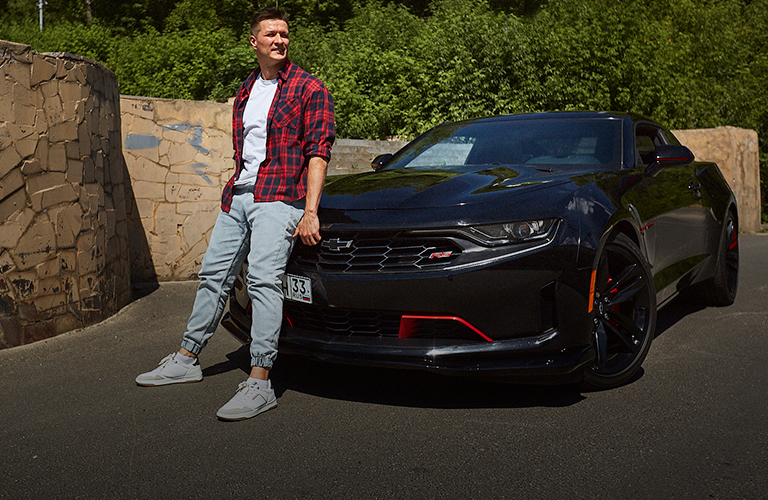 «Было ощущение, что сел в танк». Владелец эффектного Chevrolet Camaro о плюсах и минусах маслкара