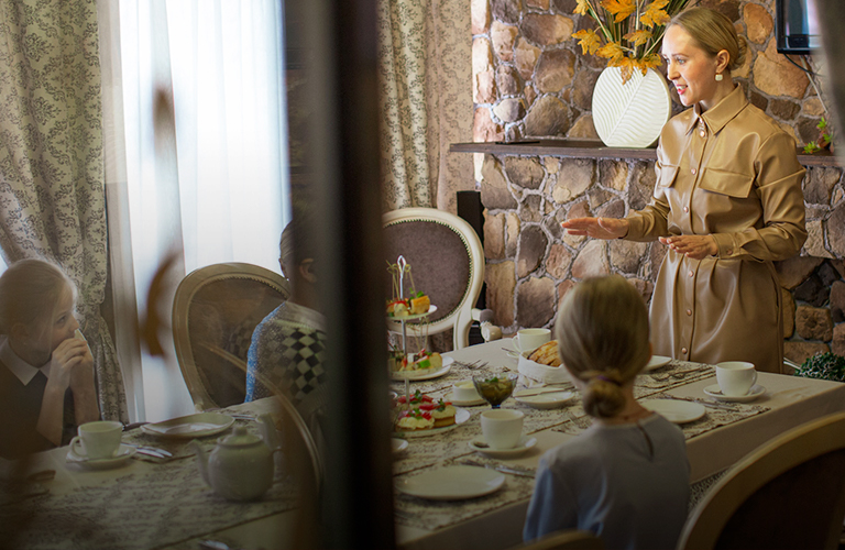 Как освоить королевский этикет экспресс-методом в Академии хороших манер