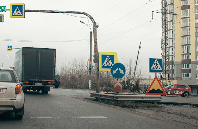 Убирают снег с улиц и «зебры» с Пекинки. Обзор дорожных новостей