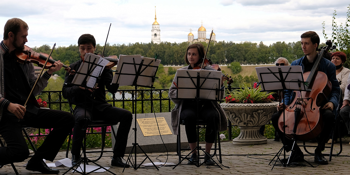 Концерт в рубашках и олимпийках. Музыканты выступают под открытым небом