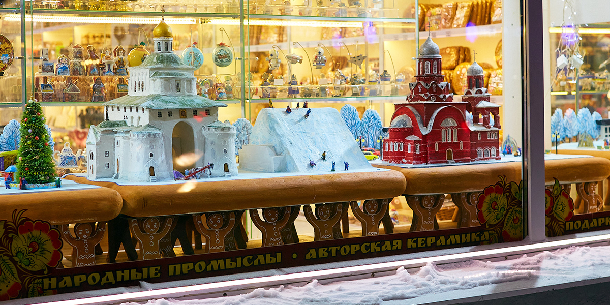 С огоньком! Обзор по-новогоднему украшенных владимирских витрин