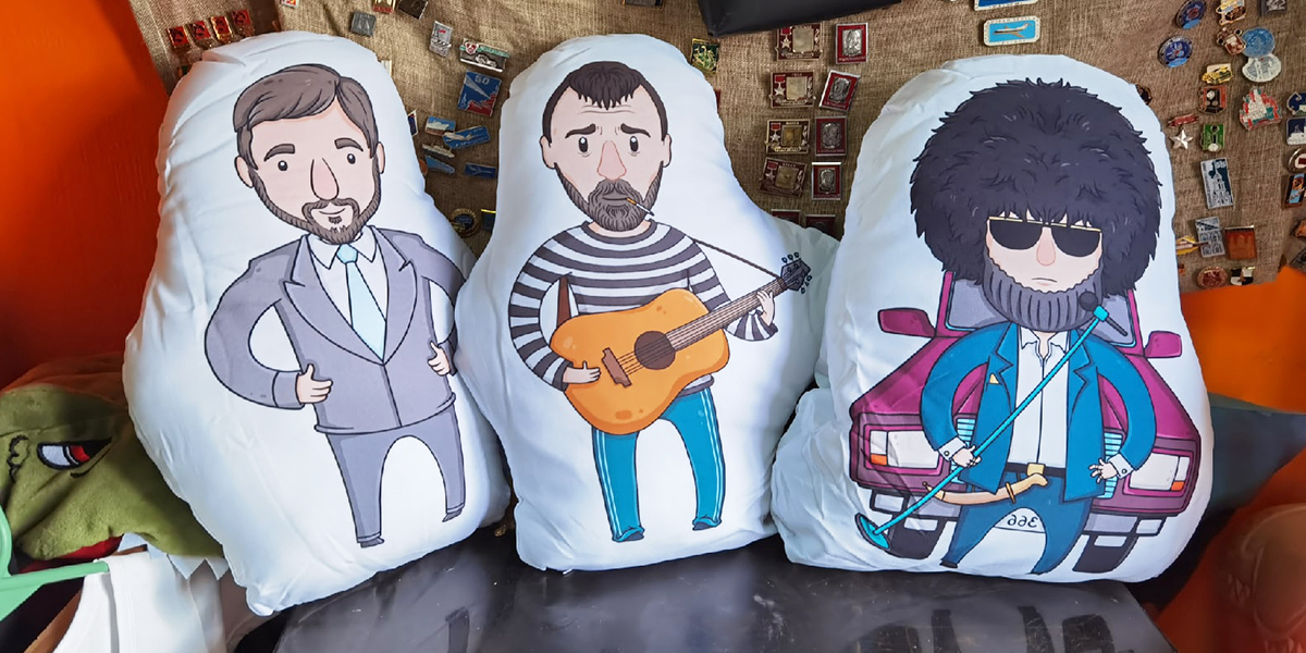 Подушка-антистресс с известными владимирцами и не только. Необычные сувениры местного производства