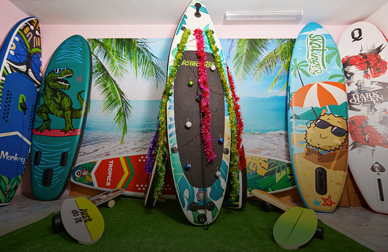 Елки из велосипедов, сапбордов и даже запчастей. Топ-10 самых необычных новогодних красавиц