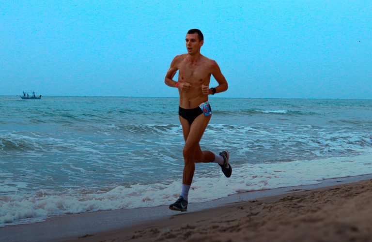Владимирец победил в забеге Вikinibeachrun в Таиланде