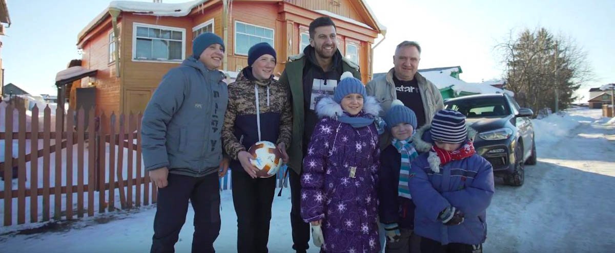 Амиран из “Дневника хача” подарил детям из Боголюбово мяч “Локомотива”