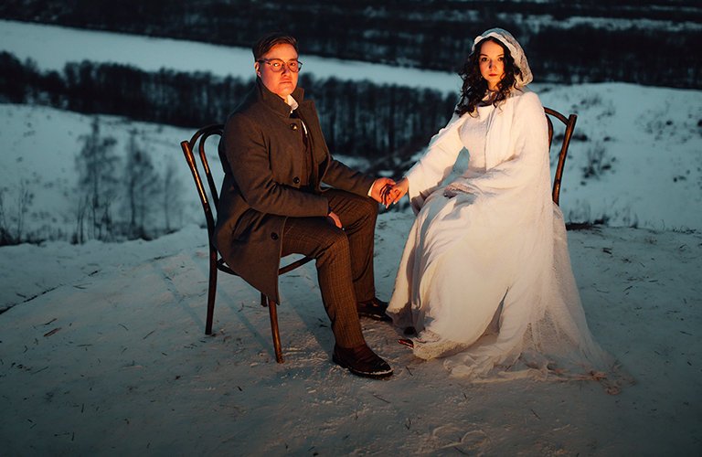 С кастомным платьем и вилами: оригинальная свадьба реставраторов на фоне гороховецкой готики