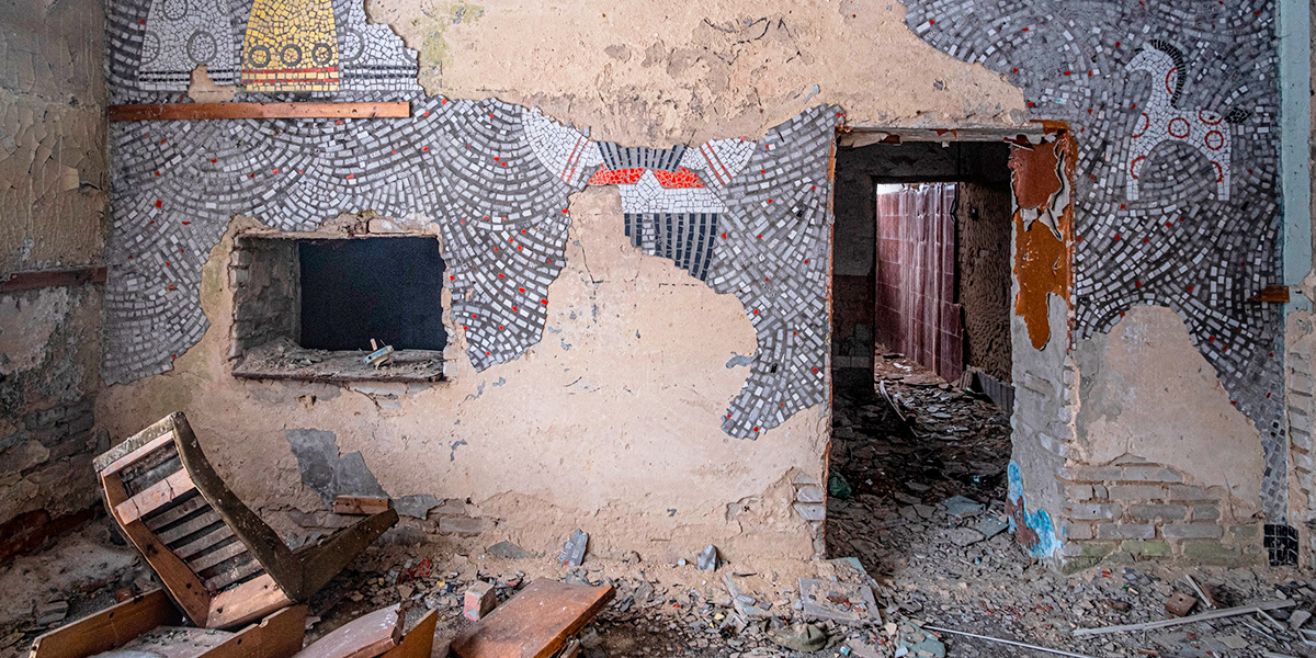 Сохранившиеся настенная мозаика и скульптурная плитка в заброшенном Доме культуры
