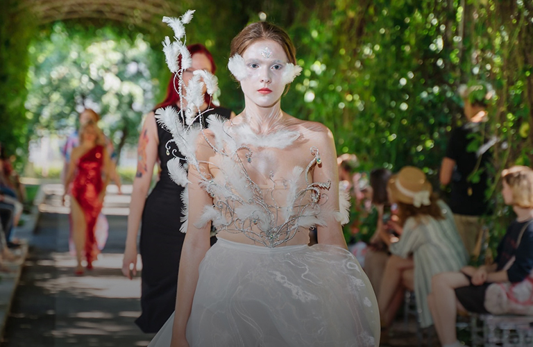 Дизайнер аксессуаров из Владимира дебютировала с платьем бесконечности на показе в Москве