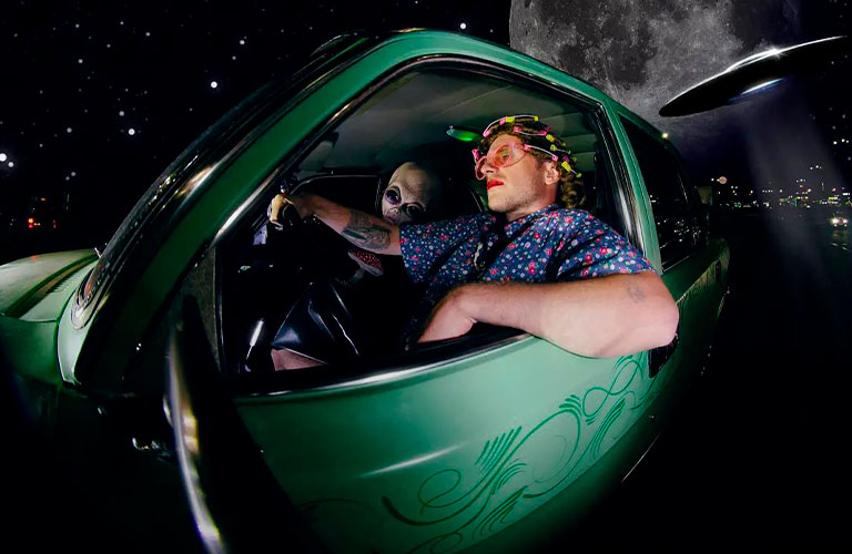 Из андеграунд-рэпа в эксперименты без рамок. Пост-ирония YouTube-шоу «ШкольниК и Бау»