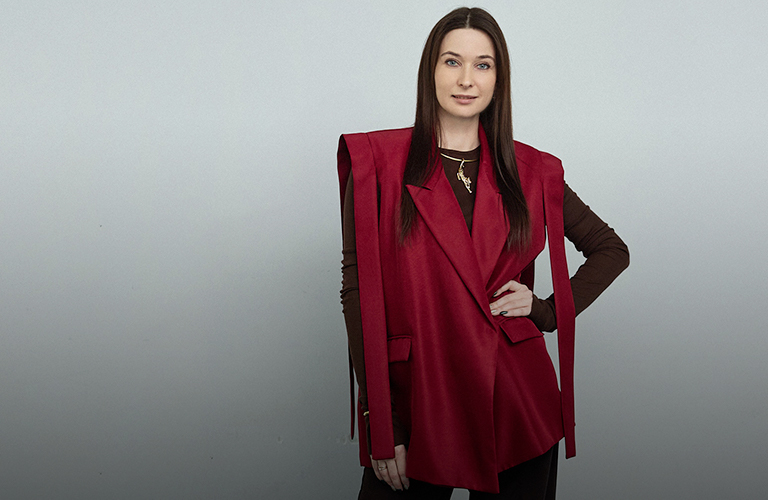 Бабочки, змея и пантера: элегантный кежуал с анималистическими брошами учительницы биологии