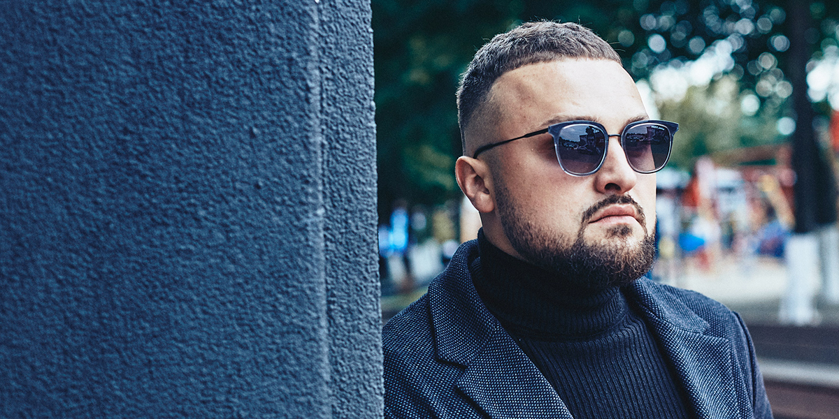 Деловые костюмы и необычные аксессуары владимирского риелтора Владислава Брагина