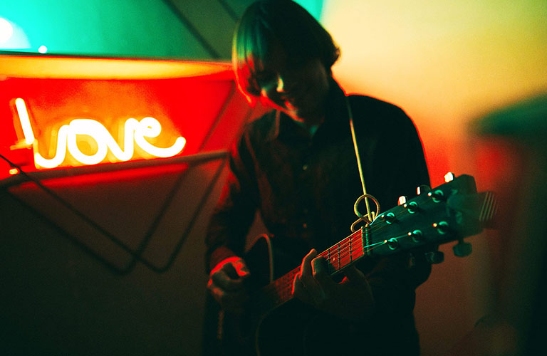 Музыкант-самоучка, покоряющий женские сердца и уши