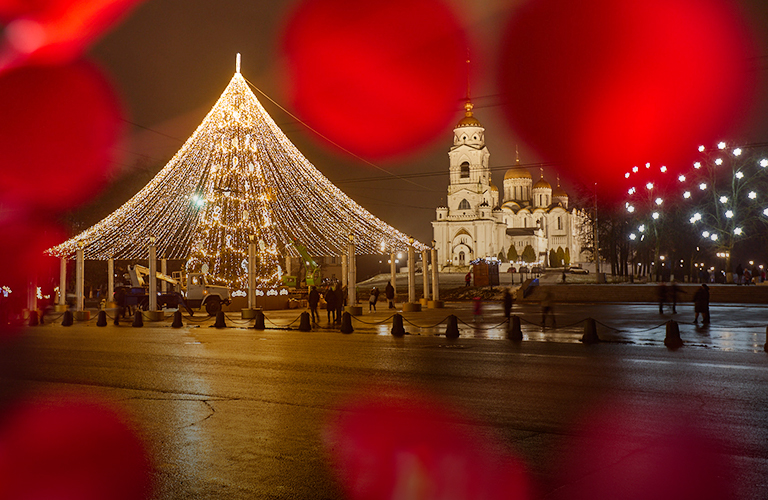 Ёлочка, гори! Центр Владимира ослепило сияние новых конструкций на Соборной площади и в «Липках»