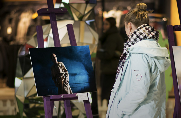 «Её глазами»: Выставка шести женщин-фотографов