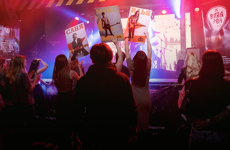 «ВладРок-2023» прошел так, что разгоряченные поклонницы кидали на сцену нижнее белье