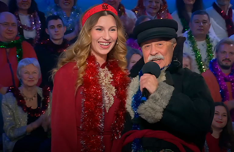 Извозчица из Суздаля подарила Леониду Якубовичу зимний тулуп своего мужа на шоу «Поле чудес»