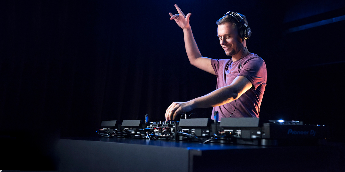 Танцевальный трек музыканта из Судогды попал в топ итогового микса года от диджея Armin van Buuren