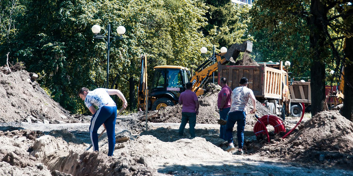 Ремонт на Чайковского: Забора нет, а реконструкция сквера идет