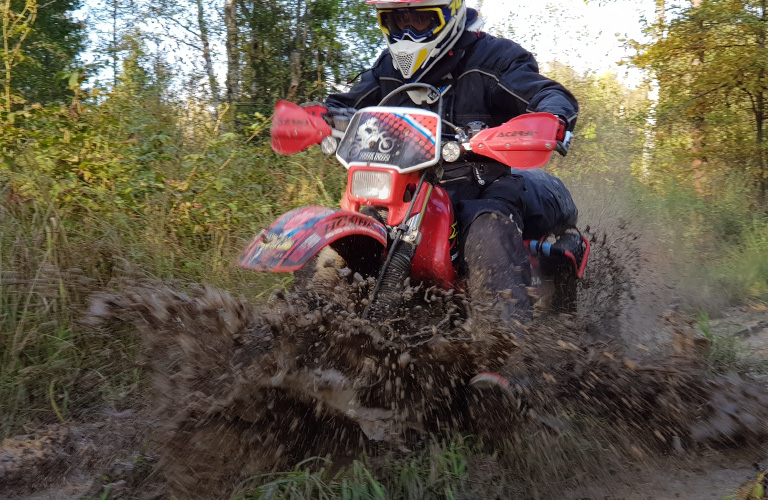 Гонки на эндуро по бездорожью и «лечебной» грязи Владимирской области