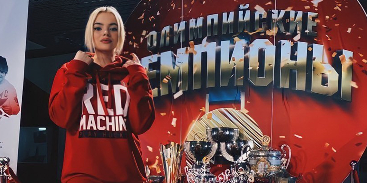 Софья Лобанова попробовала себя в роли ведущей хоккейного матча Россия-Швеция