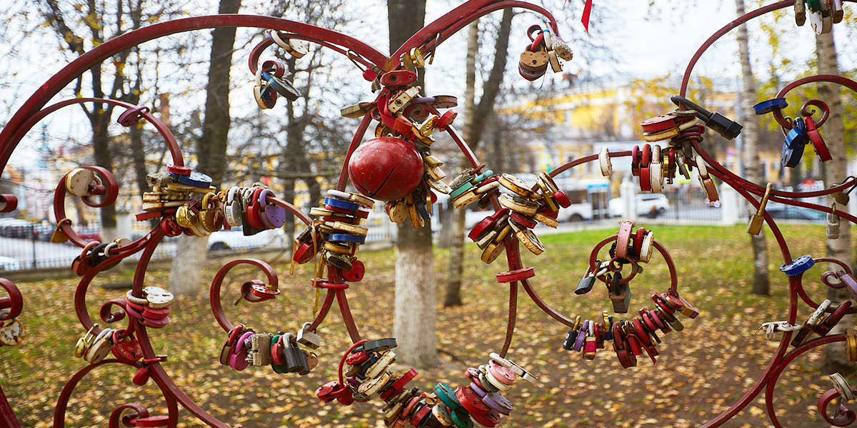 5 арт-объектов любви в области, куда молодоженам можно повесить свадебные замки