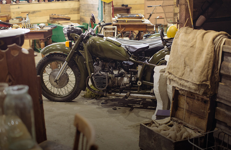 Газетный автомат и распиленный «Запорожец»: ретро-склад возле вокзала