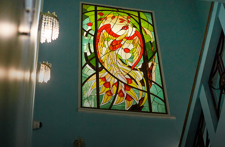 Жар-птица, замки и герои сказок. Хрупкое изящество владимирских витражей