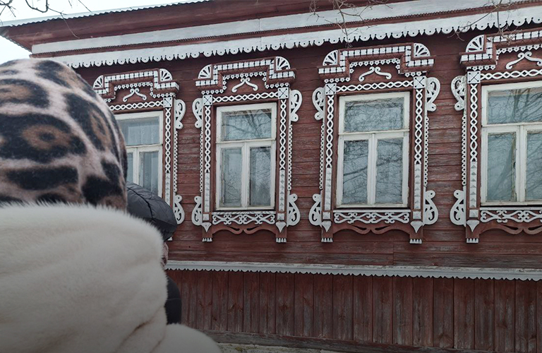 Рожаницы, птицы и загадочные знаки Соляриса — застывшие в дереве заклинания судогодских окон