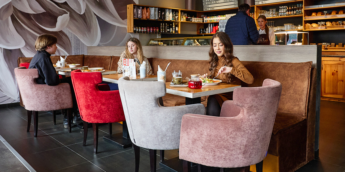 Завтраки весь день, десерты от топ-шефа и полноценное меню в новой бистро-кондитерской De Paris на проспекте Ленина