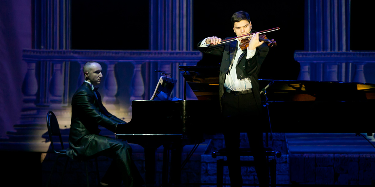 Концерт на балконе: владимирский скрипач устроил музыкальный перформанс