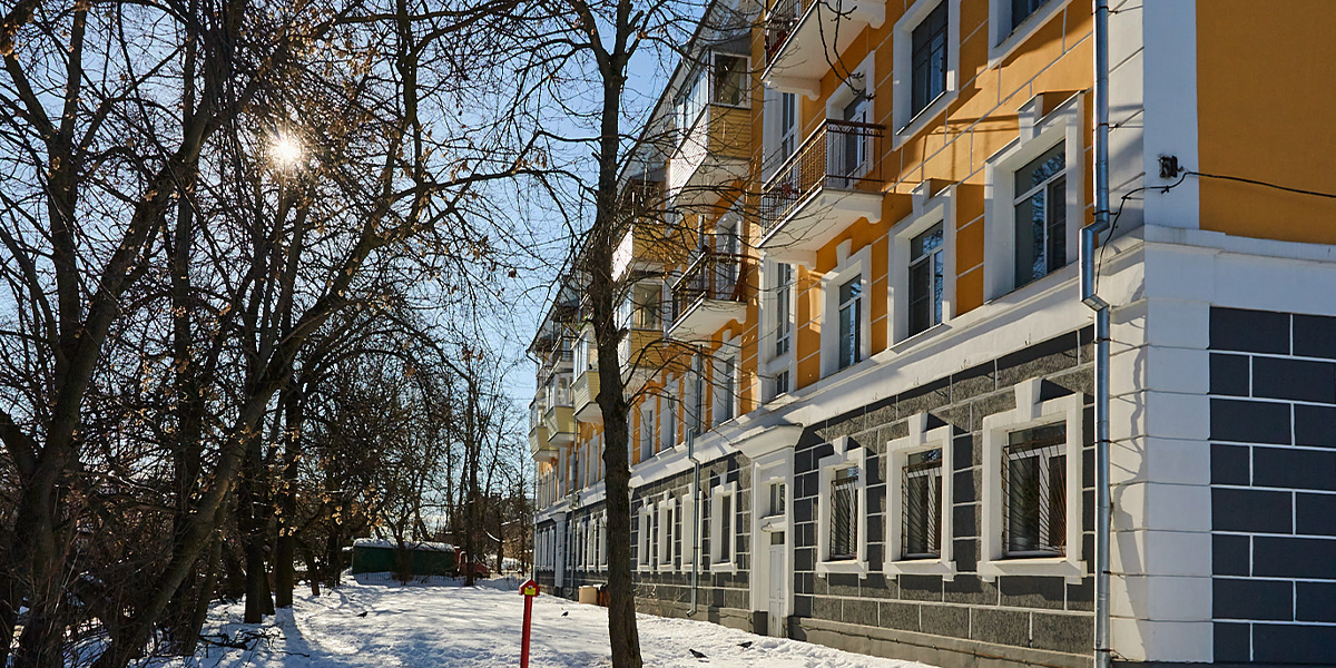 Переехать в «сталинку» из новостройки, чтобы любоваться старинной лепниной и закатом из ванной