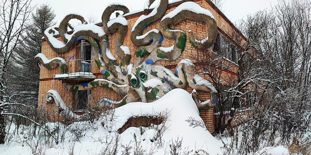 «Как в фильме “Мгла”»: гигантский осьминог на здании заброшенного пионерлагеря с пугающей атмосферой