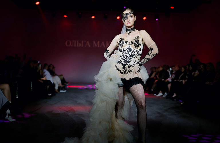 «Невеста пирата» и другие образы владимирских моделей с Недели высокой моды в Москве